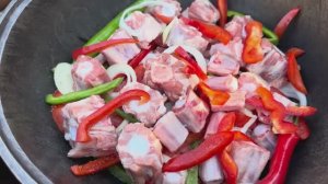 Телячьи хвосты с овощами и айвой в казане на костре