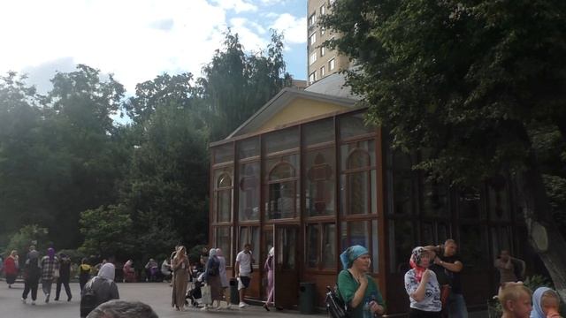 За этой иконой находятся мощи Святой Матроны Московской - каждый день сюда приходят тысячи людей