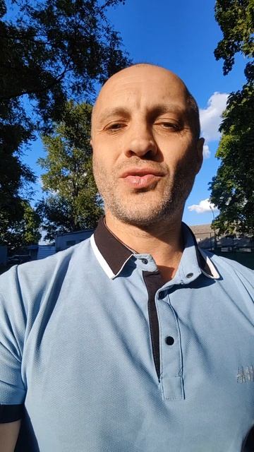 расслабляем челюсть через улыбку и поцелуй
