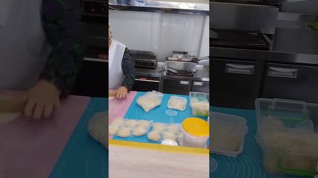 Мы обедаем в  кафе "Шале Азау" перед поездкой в "Долину Нарзанов". #туризм ,#еда , #путешествия .