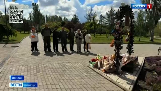 Бойцы группировки войск «Центр» поздравили детвору Донецка с Международным днём защиты детей смотреть онлайн