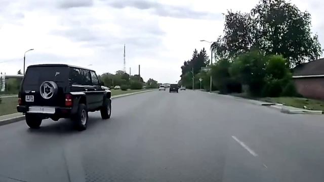 Черный джип плавно идет на сближение в Омске