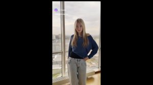 Юная девушка танцует