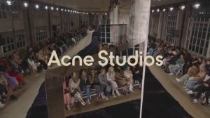 Показ женской коллекции Acne Studios весна-лето 2022