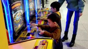 Эрик и Марк играют на детской площадке, часть 3