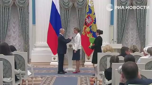 _Путин_вручает_ордена_многодетным_семьям_в_День_защиты_детей смотреть онлайн