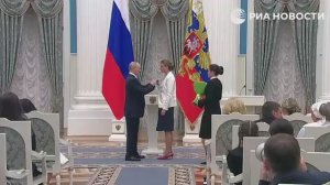 _Путин_вручает_ордена_многодетным_семьям_в_День_защиты_детей