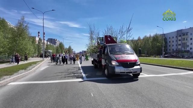 В Сургуте в День Святой Троицы состоялась праздничная Литургия и крестный ход