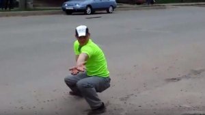 На площаде саксофонист играет, а танцор под его музыку о Билли Джин напоминает и кто пел, конечно