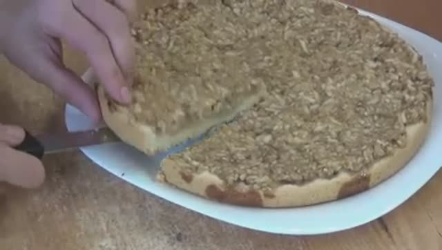 Ореховый пирог с яблоками - сочный и хрустящий!