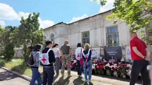 Опубликованы кадры миссии Красного Креста на месте гибели студентов в Старобельске.