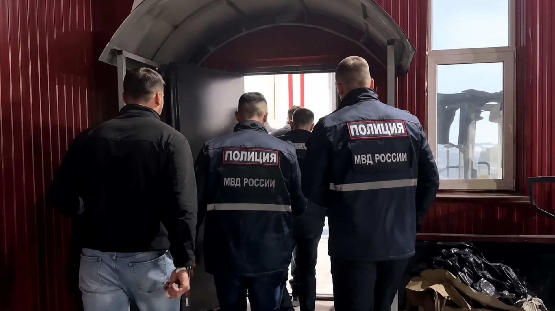Полицейские ликвидировали производство спирта под видом косметики в Нижегородской области