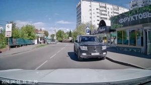 #пдд так захотелось в овощной, что пришлось выехать на встречку и припарковаться перед движущимся ав