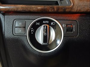 Как снять переключатель света Mercedes Benz W212/ How to remove the light switch Mercedes Benz W212