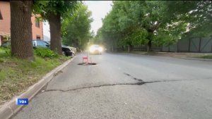 В Уфе на улице Ветошникова поставили стул в дорожную яму