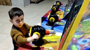 Эрик и Марк играют на детской площадке, часть 2
