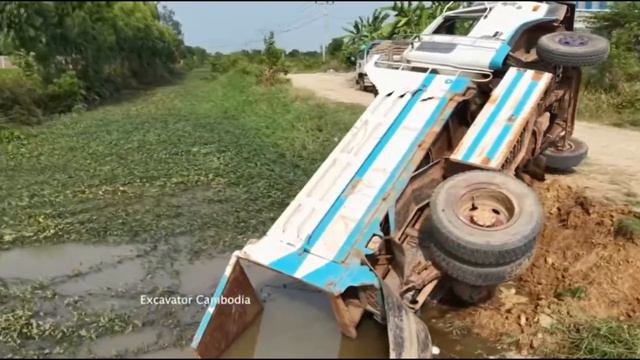 водитель, из-за неосторожного вождения,  упал в воду, потребовалась спасательная опе
