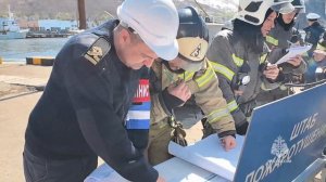 Пожарные учения на траулере в Петропавловске-Камчатском