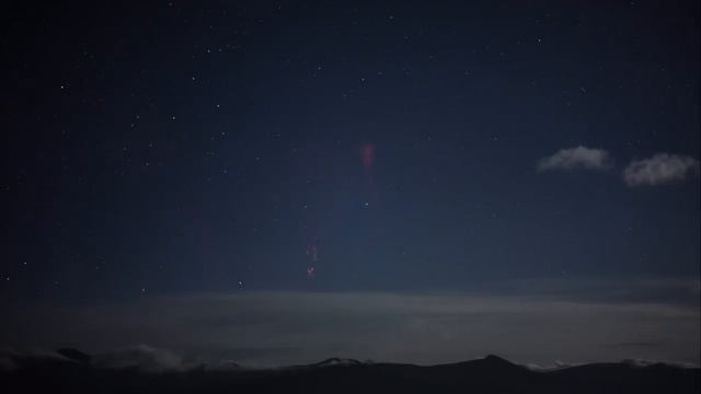Редкие красные спрайты над Тибетом попали на видео. Очевидцам удалось заснять неуловимое явление — смотреть онлайн