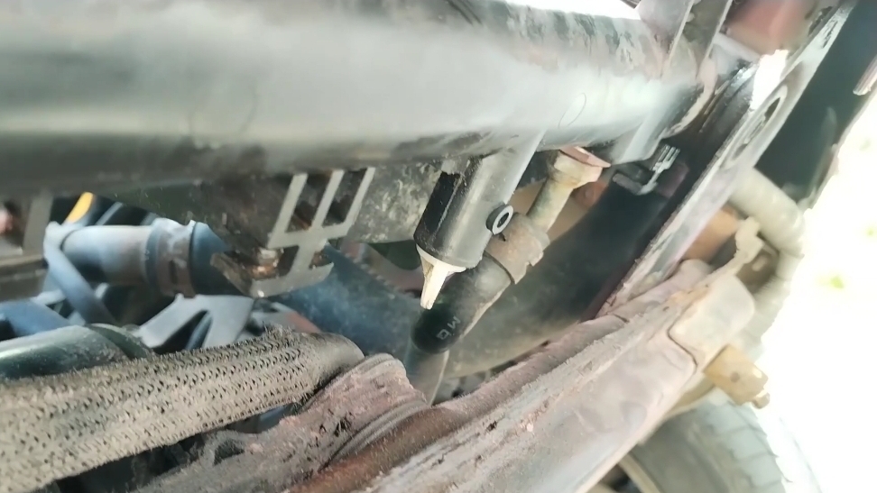 1/3 подготовка к замене радиатора на Suzuki SX4 смотреть онлайн