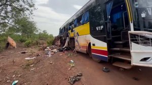 Последствия подрыва террористами автобуса на СВУ в Мали
