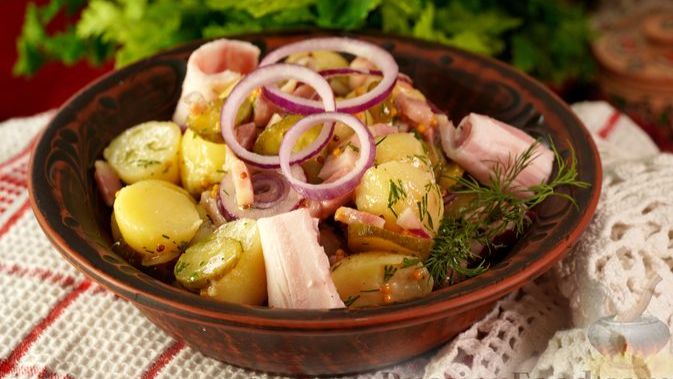 КАРТОФЕЛЬНЫЙ САЛАТ С БЕКОНОМ И МАРИНОВАННЫМИ ОГУРЦАМИ