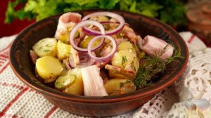 КАРТОФЕЛЬНЫЙ САЛАТ С БЕКОНОМ И МАРИНОВАННЫМИ ОГУРЦАМИ
