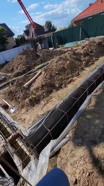 Заливаем фундамент с помощью бетононасоса ⚡️ используем бетон высокого класса прочности 💪