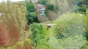 Трактор срезающий траву (2)