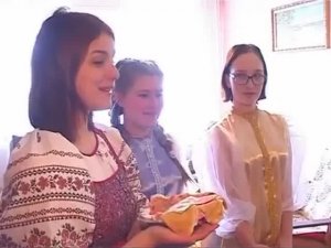 Камышинская молодежь поздравляет пожилых людей с Масленицей