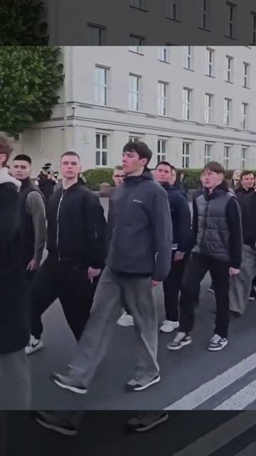 Молодёжь марширует в ритме военных в Беларуси смотреть онлайн