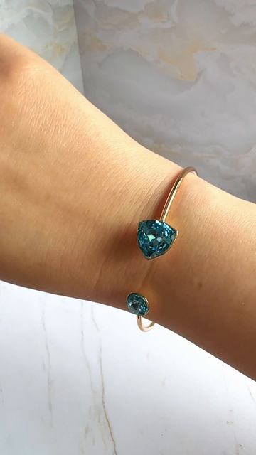 Браслет-бэнгл Xuping Jewelry с двумя голубыми кристаллами Swarovski