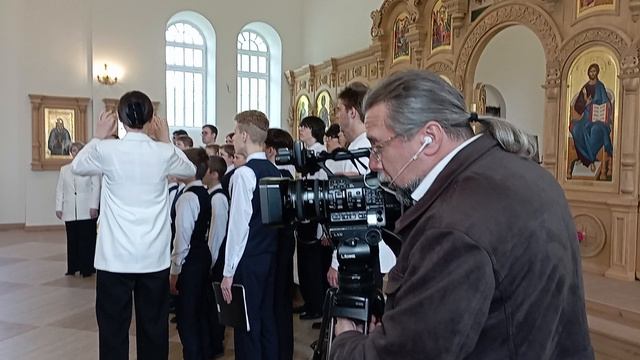 Хор мальчиков в церкви на праздник Троица