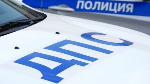 В Ленобласти грузовик с навозом опрокинулся на BMW золотого цвета