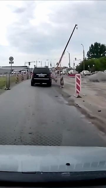 На джипе режет угол справа