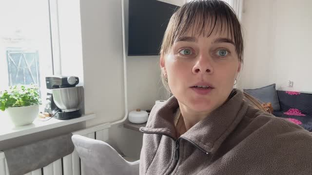 Первая клубничка .Большой день: работа в огороде, уборка в доме и вкусный ужин. ИЗ ГОРОДА В ДЕРЕВНЮ смотреть онлайн