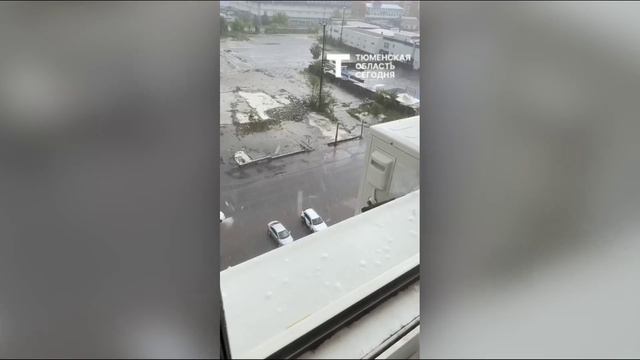 Жителям частного сектора Тюмени пришлось откачивать воду после ливня