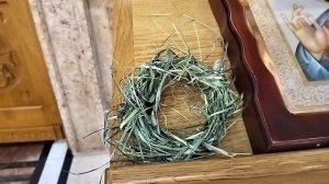 Почему в Сербии раскладывают траву и цветы на полу в храмах на Троицу