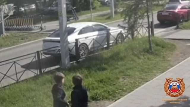 В Иркутске водитель иномарки сбил двух 12-летних школьниц на самокате