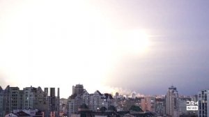 Массированная российская атака беспилотников и ракет потрясла Киев, по всему городу вспыхнули пожары