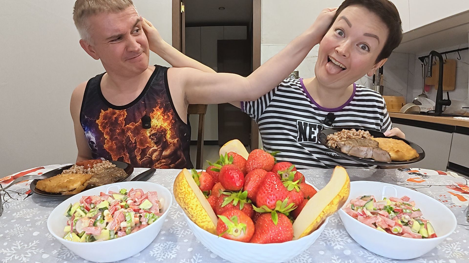 Мукбанг начали ОТМЕЧАТЬ ДЕНЬ РОЖДЕНИЯ Вована) Какой ПОДАРОК я ему сделала?! Семейный ужин в России смотреть онлайн