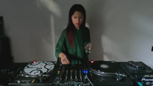 Kichi Kazuko - White Wall #02 Relaxed Minimal, Deep & Progressive [Vinyl Only DJ Set] смотреть онлайн
