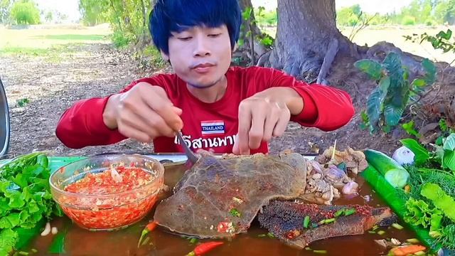#МУКБАНГ Вареные говяжьи субпродукты с соусом из морепродуктов и острыми овощами! АСМР ЕДА НА КАМЕРУ смотреть онлайн