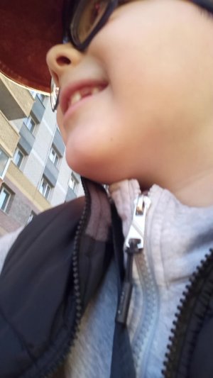 на улице гуляю с другом
