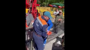 Двух подростков зажало на неисправном аттракционе в Туве: кадры спасения.
