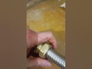 Установка стопорного кольца на фитингах для гофрированной нержавейки Лавита