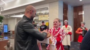 Блогер-женоненавистник Эндрю Тейт прилетел в Россию