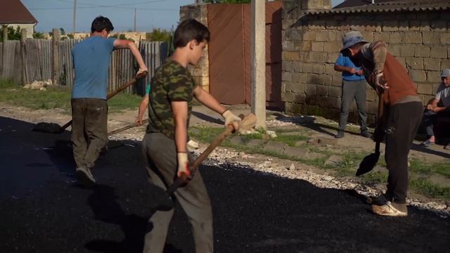 Магомед Эльдерханов проинспектировал ход работ по укладке асфальтового покрытия в с. Дружба