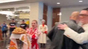 Скандальный блогер Эндрю Тейт прилетел в Россию.

Блогера, который прославился жёсткими высказывания