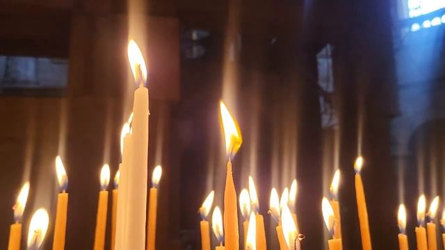 Я зажгла свечи по вашим молитвам о упокоении усопших на священной Голгофе - у Распятия Спасителя